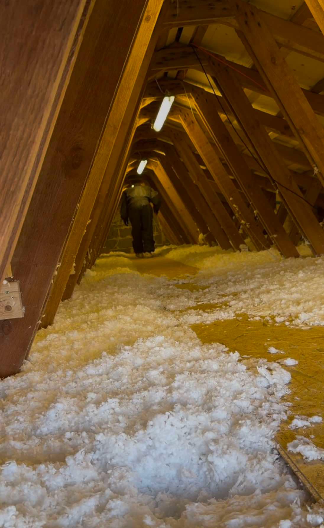 Fagmand tjekker isoleringstykkelse